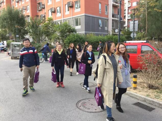 李强教授带领清华大学学生深入清河美和园社区进行养老调查